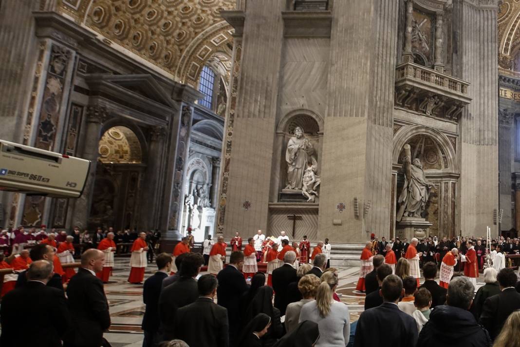 Papa, gençlerin ayaklarını yıkayıp öptü! Bakın neden... 9